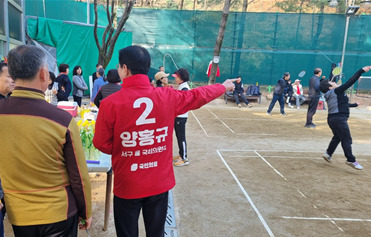 양홍규 국민의힘 대전 서구을 국회의원 (예비)후보는 지난 16일 오전 9시부터 9시 30분까지 30분 가량 숲속의아침 배드민턴클럽 월례회의에 참석하여 주민과의 소통을 지속했다. / 양홍규 예비후보 제공