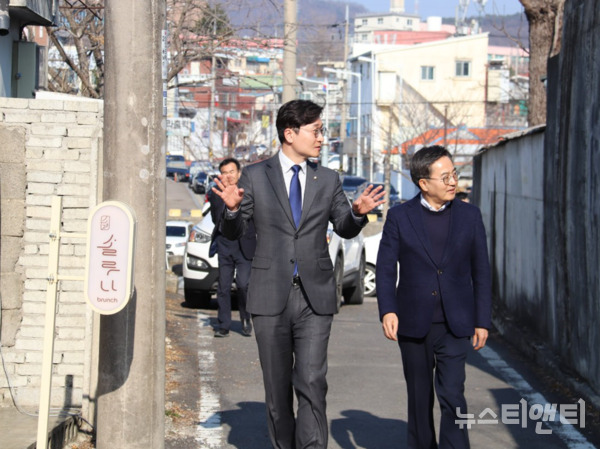 장철민 더불어민주당 대전 동구 국회의원 예비후보는 지난 14일 김동연 경기도지사와 대전 동구 소제동 카페에서 면담을 가졌다. (사진=장철민 예비후보(왼쪽)와 김동연 지사 / 장 후보 캠프 제공)