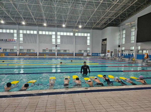충북교육청 직속기관 학생수련원의 학생수영장이 오는 4월 30일까지 1기 수영교실을 운영한다고 밝혔다. / 충북교육청 제공