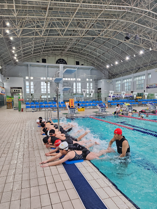 충북교육청 직속기관 학생수련원의 학생수영장이 오는 4월 30일까지 1기 수영교실을 운영한다고 밝혔다. / 충북교육청 제공