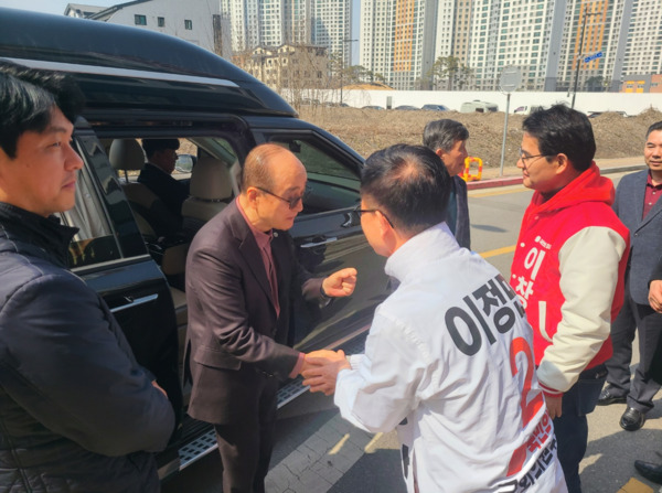 이정만 국민의힘 천안을 국회의원 (예비)후보는 지난 16일 오전 10시부터 오후 7시까지 천안시 성성동 승민빌딩에 위치한 선거사무소 '승리캠프' 개소식을 성황리에 개최한 가운데, 이정만 (예비)후보가 이창수 천안병 (예비)후보와 3선 충남지사를 역임한 심대평 전 지사를 영접하고 있다. / 이정만 (예비)후보 제공