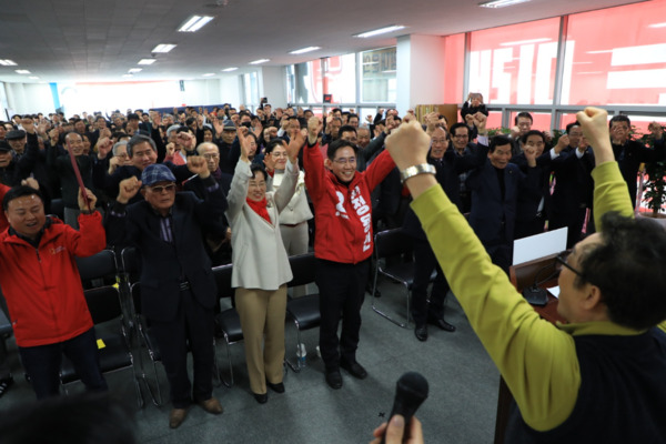 정용선 국민의힘 당진시 국회의원 (예비)후보는 지난 16일 선거대책위원회의 공식 출범식을 개최한 가운데, 참석자들이 4.10 총선 승리를 향한 만세를 부르고 있다. / 정용선 (예비)후보 제공