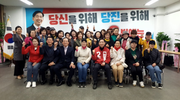 정용선 국민의힘 당진시 국회의원 (예비)후보는 지난 15일 이순희 전 당진시새마을부녀회장 등 전·현직 부녀회장 등 여성 지도자 30여 명과 간담회를 진행했다. / 정용선 (예비)후보 제공