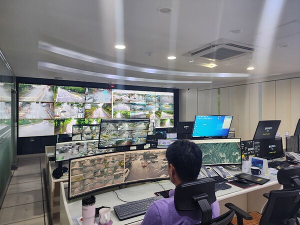 장성군청 관제요원이 지능형 선별관제 시스템이 적용된 CCTV 화면을 감시하고 있다/(장성군 제공)