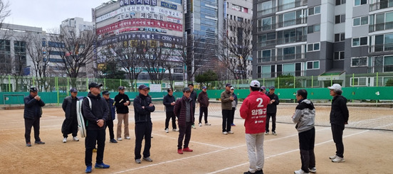 양홍규 국민의힘 대전 서구을 국회의원 (예비)후보는 지난 17일 오전 8시부터 9시까지 1시간 가량 크로바테니스클럽·여명테니스클럽·은평테니스클럽에 참석하여 주민과의 소통을 지속했다. / 양홍규 (예비)후보 제공
