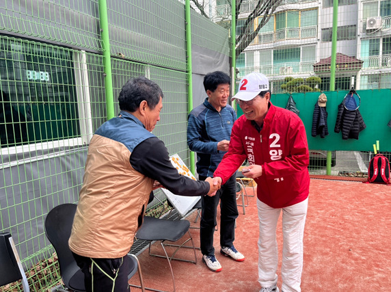 양홍규 국민의힘 대전 서구을 국회의원 (예비)후보는 지난 17일 오후 11시부터 11시 20분까지 20분 가량 한양공작 테니스클럽에 방문했다. / 양홍규 (예비)후보 제공
