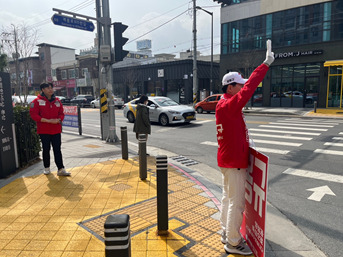 양홍규 국민의힘 대전 서구을 국회의원 (예비)후보는 지난 17일 오전 11시 20분부터 12시 20분까지 1시간 가량 e편한세상 아파트 사거리와 갈마교회 앞에서 주민들께 '점심 맛있게 드세요'라는 인사를 건네고 있다. / 양홍규 (예비)후보 제공