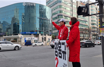 양홍규 국민의힘 대전 서구을 국회의원 (예비)후보는 지난 17일 오후 3시 45분부터 오후 5시까지 15분까지 1시간 30분 가량 갤러리아백화점 앞에서 주민들께 ‘가족과 포근한 저녁 되세요’라는 인사를 건네고 있다. / 양홍규 (예비)후보 제공