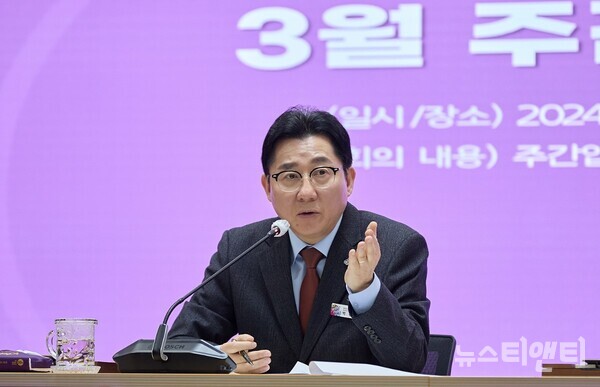 아산시가 18일 상황실에서 주간간부회의를 개최한 가운데, 박경귀 시장이 발언하고 있다.