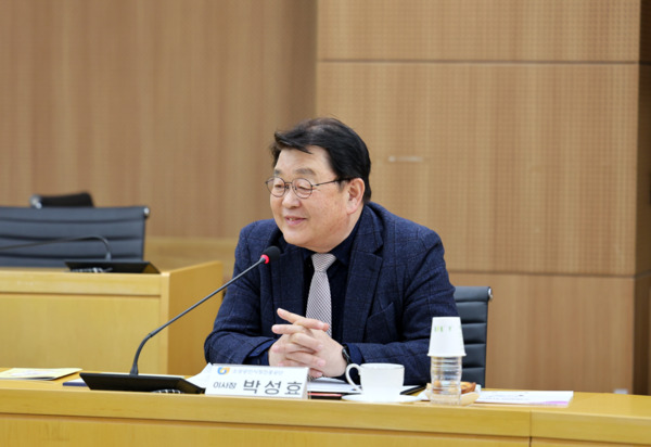 소상공인시장진흥공단 18일 박성효 이사장이 대전 건양사이버대학교를 방문하여 디지털 특성화대학 수료생 및 관계자들과 현장간담회를 진행한 가운데, 박성효 이사장이 인사말을 하고 있다. / 소상공인시장진흥공단 제공