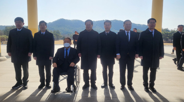 국민의힘 대전시당은 18일 제22대 국회의원 총선거 대전지역 7개 지역구 후보자 공천이 마무리된 후 첫 일정으로 모든 후보자가 참석한 가운데 국립대전현충원을 방문하여 현충탑과 천안함 용사 묘역을 참배하고, 자유민주주의와 대전발전을 위한 각오를 새롭게 다졌다고 밝혔다(사진 왼쪽부터 윤창현 동구·윤소식 유성갑·이상민 유성을·이은권 중구·박경호 대덕·조수연 서구갑·양홍규 서구을 후보). / 국민의힘 대전시당 제공