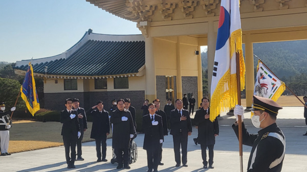 국민의힘 대전시당은 18일 제22대 국회의원 총선거 대전지역 7개 지역구 후보자 공천이 마무리된 후 첫 일정으로 모든 후보자가 참석한 가운데 국립대전현충원을 방문하여 현충탑과 천안함 용사 묘역을 참배하고, 자유민주주의와 대전발전을 위한 각오를 새롭게 다졌다고 밝혔다. / 국민의힘 대전시당 제공