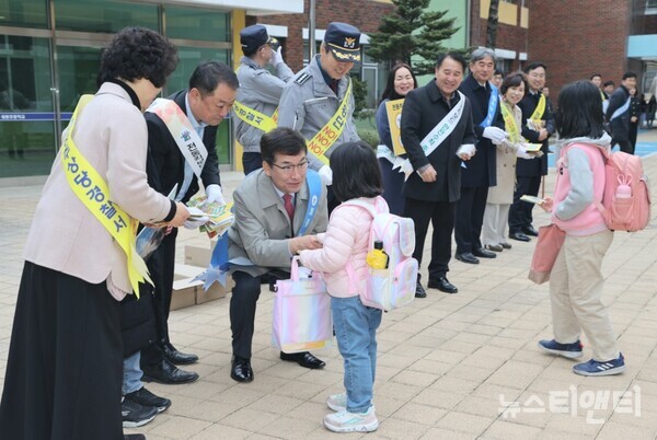 충청북도교육청은 19일 원봉초등학교 어린이 자치회와 함께 '등굣길 교통안전 캠페인'을 펼친 가운데, 윤건영 교육감이 학생과 대화하고 있다.