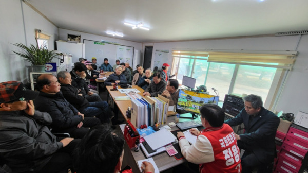 정용선 국민의힘 당진시 국회의원 (예비)후보는 지난 17일 오후 3시 30분경 해나루 파크골프장을 찾아 당진시 파크골프협회 임원 20여 명과 정책간담회를 진행했다고 밝혔다. / 정용선 (예비)후보 제공