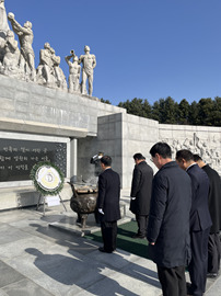 양홍규 국민의힘 대전 서구을 국회의원 (예비)후보는 지난 18일 오전 9시 20분부터 10시까지 40분 가량 이은권·이상민·윤창현·조수연·윤소식·박경호 (예비)후보와 함께 국립대전현충원을 방문하여 현충탑과 천안함 용사 묘역을 참배했다. / 양홍규 (예비)후보 제공