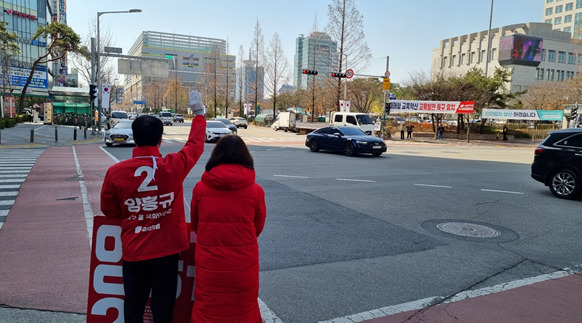 양홍규 국민의힘 대전 서구을 국회의원 (예비)후보는 지난 18일 오전 11시부터 12시까지 1시간 가량 시청네거리에서 주민들께 '점심 맛있게 드세요'라는 인사를 건네고 있다. / 양홍규 (예비)후보 제공