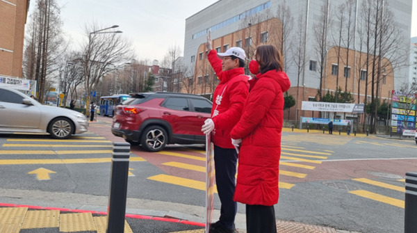 양홍규 국민의힘 대전 서구을 국회의원 (예비)후보는 지난 18일 오후 5시 30분부터 6시 30분까지 1시간 가량 세이브존 네거리에서 주민들께 '안전 귀가하세요'라는 퇴근길 인사를 건네고 있다. / 양홍규 (예비)후보 제공