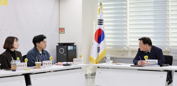 박성효 소상공인시장진흥공단 이사장이 제2기 혁신이끄미들과 의견을 나누고 있다. / 소상공인시장진흥공단 제공