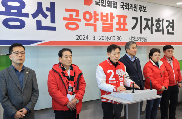 정용선 국민의힘 당진시 국회의원 (예비)후보는 20일 오전 10시 30분 당진시청 브리핑룸에서 기자회견을 개최하고, 청년·여성·어르신·장애인 등에 관한 '행복한 동행 편' 복지분야 공약을 발표했다(사진 왼쪽부터 전영옥 당진시의원, 김덕주 당진시의회 의장, 정용선 (예비)후보, 김봉균 당진시의원, 김명회 당진시의원, 심의수 당진시의원). / 정용선 (예비)후보 제공