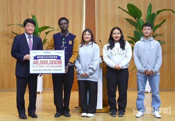 권석은  한남글로벌선교인재 프로젝트 운영위원장(사진 왼쪽)이 해외유학생 4명에게 장학금 500만원씩을 전달했다. 