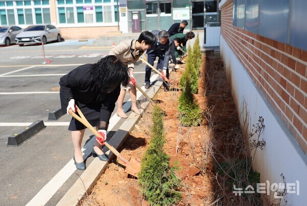 아산교육지원청이 20일 청사 내 정원과 화단에서 전 직원이 참여한 가운데 청렴·식목 캠페인을 진행하고 있다.