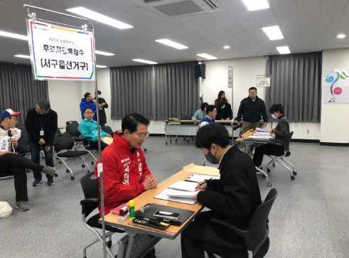 양홍규 국민의힘 대전 서구(을) 후보는 21일 오전 9시경 대전 서구선거관리위원회에서 22대 국회의원 선거 후보자로 등록했다고 밝혔다. / 양홍규 후보 제공