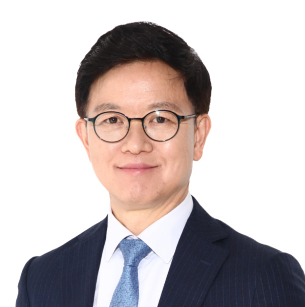 이정만 국민의힘 천안을 국회의원 후보는 지난 19일 지지자 모임에서 농촌 현장에 생산직 인력수급과 관련하여 심각성에 대해 우려를 표하면서 법무부(장관 박성재)에 불법체류 외국인 근로자들에 대한 단속을 농번기만이라도 자제해달라고 강력히 요청해 법무부 측으로부터 긍정적 답변을 받았다고 밝혔다. / 이정만 후보 제공