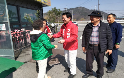 양홍규 국민의힘 대전 서구을 국회의원 후보는 지난 23일 오전 10시 40분부터 오후 12시 10분까지 1시간 30 분가량 대전의 개인택시 논산향우회에 방문하여 주민과 소통을 진행했다.