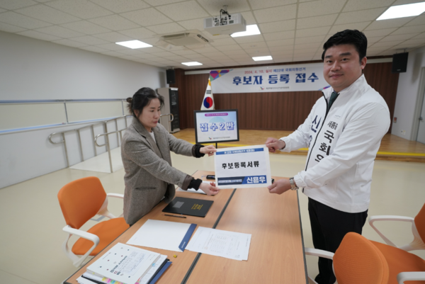 신용우 무소속 세종을 국회의원 후보는 지난 21일 세종시선거관리위원회를 찾아 22대 총선 후보 등록을 마쳤다고 밝혔다. / 신용우 후보 제공