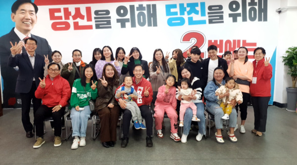 정용선 국민의힘 당진시 국회의원 후보는 지난 24일 자신의 선거사무소인 '행동캠프'에서 당진시의 국적취득 다문화가족 대표들 및 고려인 동포 정책간담회를 진행했다고 밝혔다. / 정용선 후보 제공