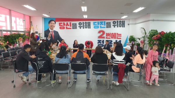 정용선 국민의힘 당진시 국회의원 후보는 지난 24일 자신의 선거사무소인 '행동캠프'에서 당진시의 국적취득 다문화가족 대표들 및 고려인 동포 정책간담회를 진행했다고 밝혔다. / 정용선 후보 제공