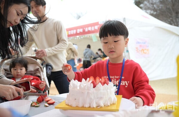 2024 논산딸기축제 '딸기케이크 만들기 체험' 현장