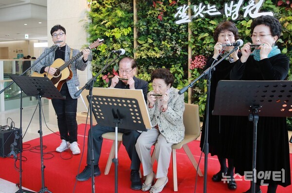 건양교육재단 설립자 김희수 박사 부부(가운데)와 ‘아이빅원 하모니카 앙상블’이 21일 대전 건양대병원 로비에서 열린 ‘환우를 위한 힐링 음악회’에서 합주를 하고 있다.