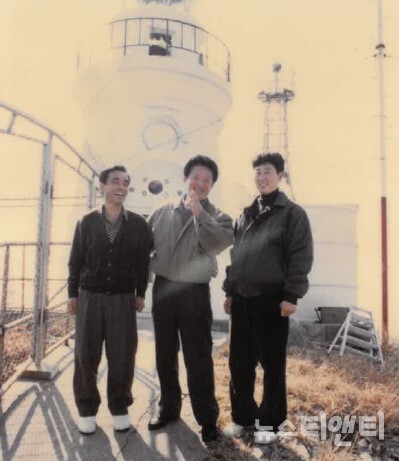2대 故김창웅 주무관(가운데)의 모습(1995년, 홍도등대) / 해양수산부 제공