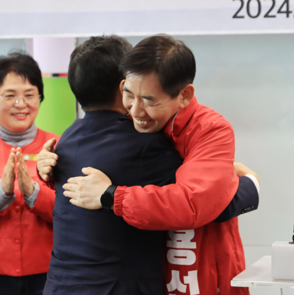 김동완 전 국회의원과 정용선 국민의힘 당진시 국회의원 후보는 25일 오후 1시 30분 당진시청 브리핑룸에서 합동 기자회견을 개최하고, 당진의 유권자들에게 4.10총선에서 정용선 후보를 지지해 줄 것을 호소한 가운데, 김동완 전 국회의원과 정용선 후보가 서로 포옹하며 그 동안의 앙금을 씻어내고, 보수 우파 진영의 하나됨을 천명하고 있다. / 정용선 후보 제공