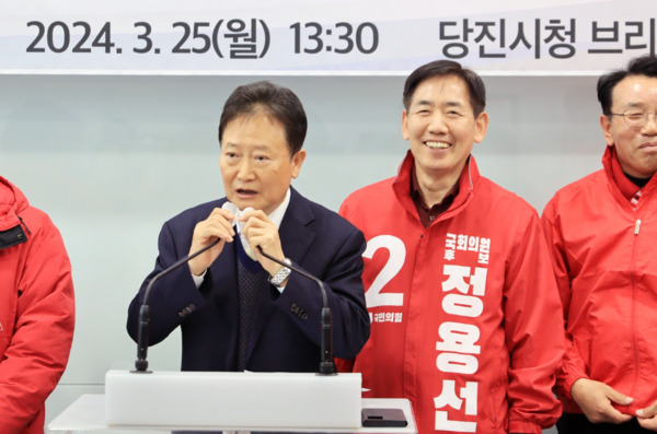 김동완 전 국회의원과 정용선 국민의힘 당진시 국회의원 후보는 25일 오후 1시 30분 당진시청 브리핑룸에서 합동 기자회견을 개최하고, 당진의 유권자들에게 4.10총선에서 정용선 후보를 지지해 줄 것을 호소한 가운데, 김동완 전 국회의원이 인사말을 통해 정용선 후보 지지를 호소하고 있다. / 정용선 후보 제공