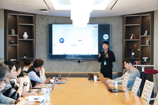 롯데건설 임직원들이 한국마이크로소프트에서 Copilot Workshop에 참여하고 있다.