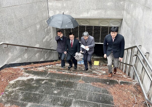 대전시의회 산업건설위원회는 26일 둔산지구 내 폐쇄 지하보도 4곳을 방문해 폐쇄 지하보도 활용방안을 모색했다고 밝혔다. / 대전시의회 제공
