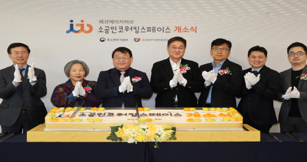 소상공인시장진흥공단은 지난 26일 서울 종로구 창신동 의류제조 소공인의 협업 활성화 지원을 위한 '패션메이커허브 소공인 코워킹 스페이스' 개소식을 개최했다고 밝혔다(사진 왼쪽부터 박치형 동반성장위원회 사무처장, 박동희 한국소공인협회 회장, 박성효 소진공 이사장, 정문헌 종로구청장, 이병권 서울지방중소벤처기업청장, 조동주 이랜드 상무, 최동철 와디즈 파이낸스 대표이사). / 소상공인시장진흥공단 제공