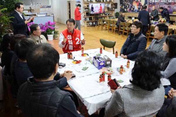 성일종 국민의힘 서산·태안 국회의원 후보는 지난 26일 저녁 한국예술문화단체총연합회 한용상 서산지회장과 산하 7개 단체의 전현직 임원 총 11명이 자신의 선거사무소인 '미래캠프'를 방문해 지지를 선언했다고 밝혔다. / 성일종 후보 제공