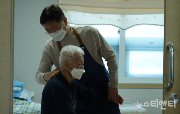 대전 중구청장 재선거에 나선 더불어민주당 김제선 후보가 27일 본격적인 선거운동 개시를 앞두고 일일 요양보호사로 나섰다. / 김 후보 캠프 제공