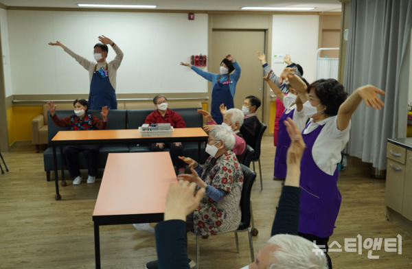 김제선 후보(왼쪽 첫 번째)가 지역 요양시설에서 어르신 재활프로그램에 참여하고 있다. / 김 후보 캠프 제공