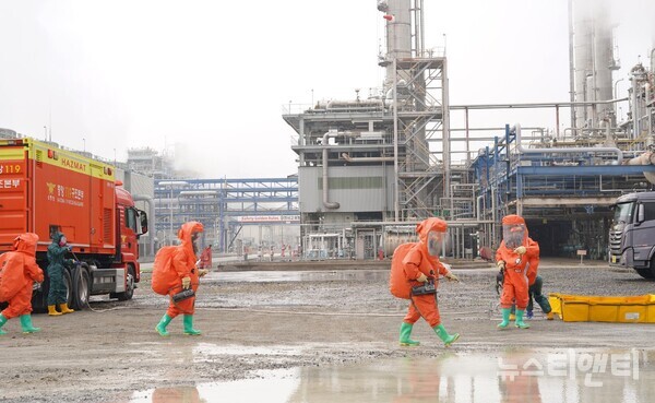 서산시가 27일 서산 대산산업단지에서 화재·폭발로 인한 유해화학물질 유출 상황을 가정한 ‘READY Korea 훈련’을 실시하고 있다.