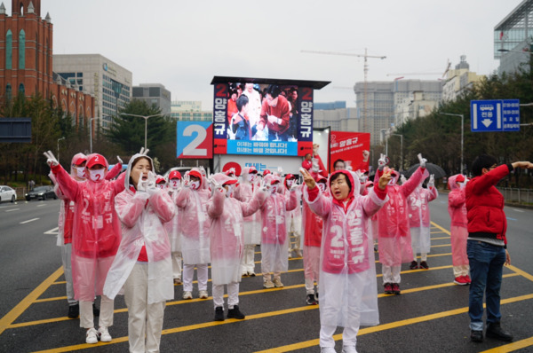 양홍규 국민의힘 대전 서구을 국회의원 후보가 28일 오전 7시 30분부터 9시까지 경성큰마을 네거리에서 봄비가 내리는 가운데 '양홍규 달려' 출정식을 성황리에 마무리했다. / 양홍규 후보 제공