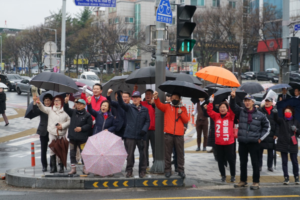 양홍규 국민의힘 대전 서구을 국회의원 후보가 28일 오전 7시 30분부터 9시까지 경성큰마을 네거리에서 봄비가 내리는 가운데 '양홍규 달려' 출정식을 성황리에 마무리했다. / 양홍규 후보 제공