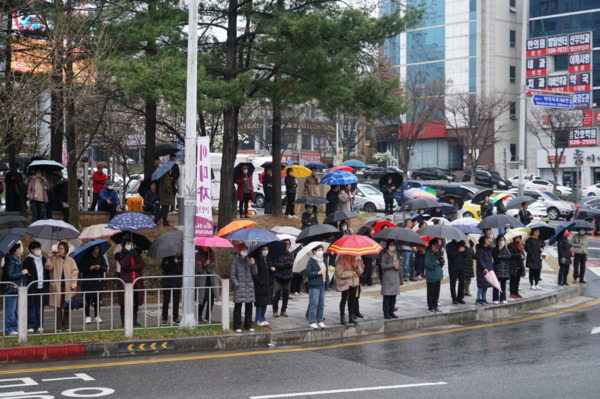 양홍규 국민의힘 대전 서구을 국회의원 후보가 28일 오전 7시 30분부터 9시까지 경성큰마을 네거리에서 봄비가 내리는 가운데 '양홍규 달려' 출정식을 성황리에 마무리했다. / 양홍규 후보 제공