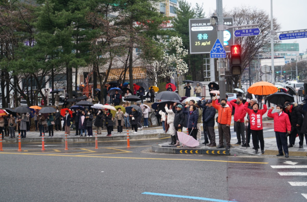 양홍규 국민의힘 대전 서구을 국회의원 후보가 28일 오전 7시 30분부터 9시까지 경성큰마을 네거리에서 봄비가 내리는 가운데 '양홍규 달려' 출정식을 성황리에 마무리했다. / 양홍규 후보 제공