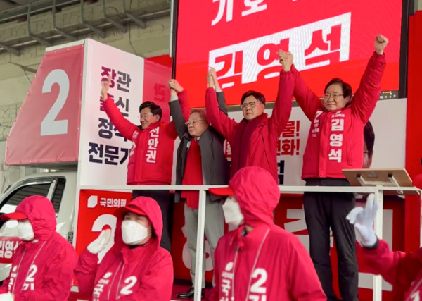 김영석 국민의힘 아산갑 국회의원 후보는 공식 선거운동기간 첫날인 28일 온양온천역 광장에서 아산 갑을 공동선대위원장 이명수 의원 및 아산을 전만권 후보와 함께 대규모 출정식을 갖고, 본격적인 유세 열전에 돌입했다고 밝혔다. / 김영석 후보 제공
