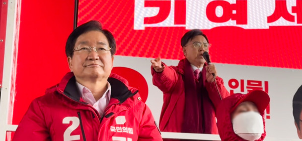 김영석 국민의힘 아산갑 국회의원 후보는 공식 선거운동기간 첫날인 28일 온양온천역 광장에서 아산 갑을 공동선대위원장 이명수 의원 및 아산을 전만권 후보와 함께 대규모 출정식을 갖고, 본격적인 유세 열전에 돌입한 가운데, 이명수 의원이 김영석 후보 지지를 호소하고 있다. / 김영석 후보 제공