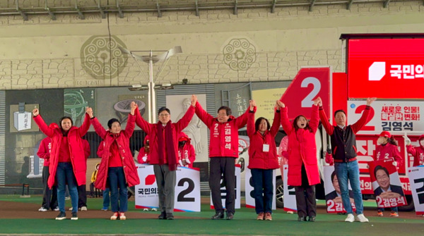 김영석 국민의힘 아산갑 국회의원 후보는 공식 선거운동기간 첫날인 28일 온양온천역 광장에서 아산 갑을 공동선대위원장 이명수 의원 및 아산을 전만권 후보와 함께 대규모 출정식을 갖고, 본격적인 유세 열전에 돌입했다고 밝혔다. / 김영석 후보 제공